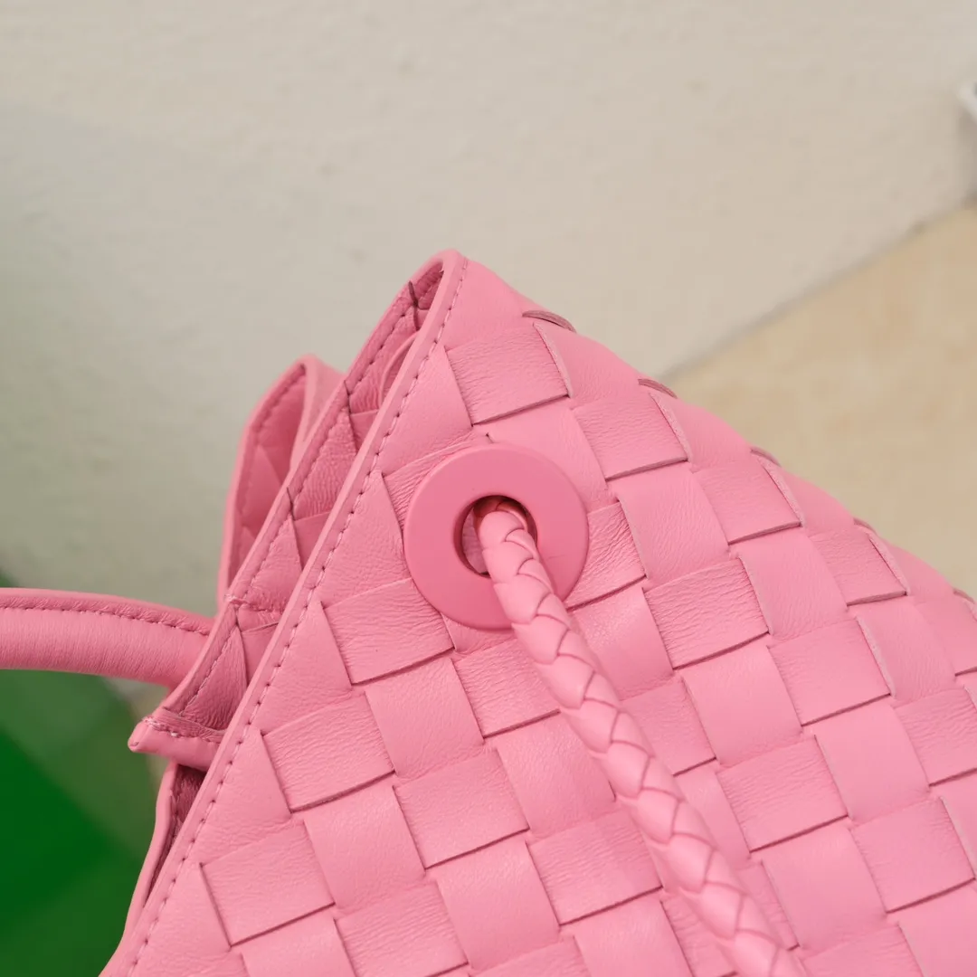 The 2023 new Andiamo batch of 2260 BV has been shipped‼ ️Really popular🔥The new Andiamo woven handbag launched by Bottega Veneta this season is really popular all over the world! ! Celebrities at home and abroad have worn it, and Oscar-winning actress Michelle Yeoh has taken it out on the street. Song Jia, Trai Yara, Yu Feihong, Sanji Ayaka, Rosie Hunting-Whiteley, Yoshioka Riho, etc. have all picked up this bag. It is classic and versatile, showing off its temperament, and the bag capacity is also large, which is very convenient for daily commuting! ! A variety of carrying methods, the shoulder straps can be adjusted by yourself, the original lambskin feels soft and delicate, and the unisex style breaks gender boundaries and brings a more practical and longer-lasting use experience. Andiamo, which has both elegant and casual styles, perfectly interprets the true appearance of "fashionable old money style". Style number: 8463 Size: 32*24*12